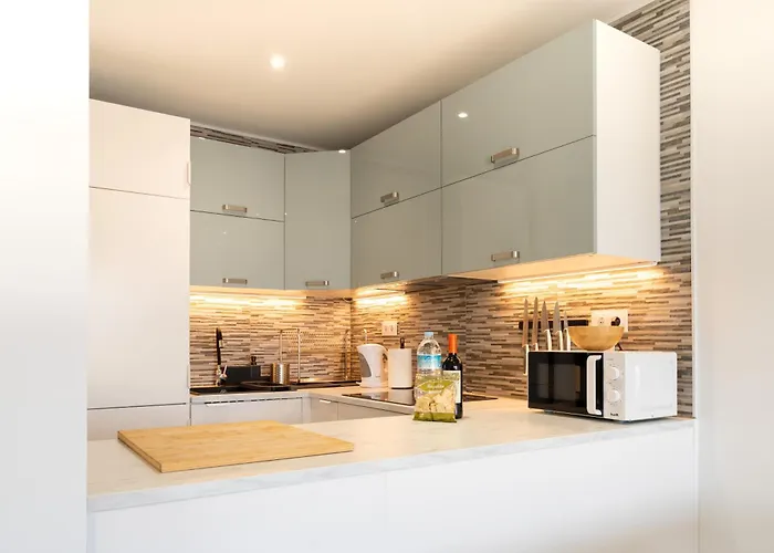 Daire Sunny Vibes With Pool & Ocean Views